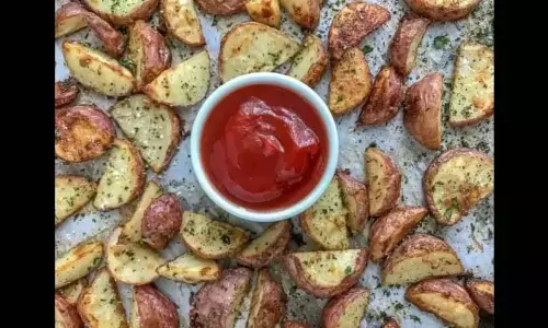 Holi Snacks Recipe: होली पर  बनाएं ये आसान और स्वादिष्ट स्नैक्स