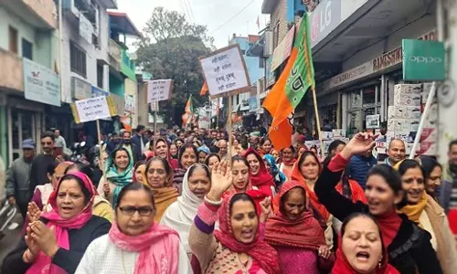 Himachal: भाजपा ने थुरल अस्पताल में खराब स्वास्थ्य सेवाओं के विरोध में प्रदर्शन किया