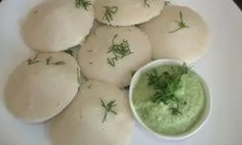 Recipe  रविवार को नाश्ते में लें रवा इडली का मजा
