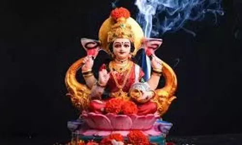 Shukravar Vrat Katha: पूजा के समय पढ़ें ये व्रत कथा, खुशहाल रहेगी जिंदगी Shukravar Vrat Katha: पूजा के समय पढ़ें ये व्रत कथा, खुशहाल रहेगी जिंदगी