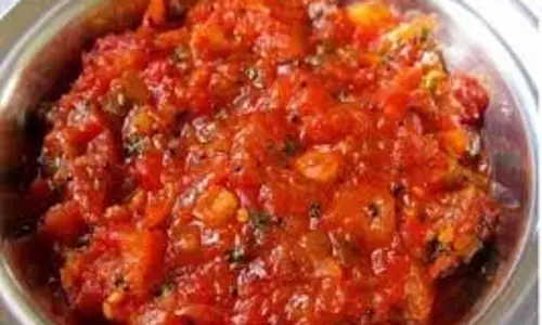 Tamatar Sabji: मटर, मेथी, पालक खाकर बोर हो गए हैं तो आज बनाएं टमाटर की सब्जी
