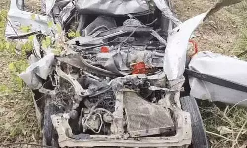 सड़क हादसा: ट्रक से टकराई कार, तीन की मौत