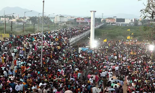 Tamil Nadu: वार्षिक मयाना कोल्लई उत्सव के लिए हजारों लोग इकट्ठा होते Tamil Nadu: वार्षिक मयाना कोल्लई उत्सव के लिए हजारों लोग इकट्ठा होते