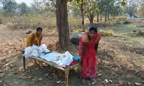 Boinda: विधवा और बेटी ने किया व्यक्ति का अंतिम संस्कार, रिश्तेदार नहीं रहे दूर