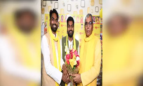 मंत्री के बेटे को मिली जान से मारने की धमकी, शख्स ने वीडियो बनाकर सोशल मीडिया पर किया शेयर मंत्री के बेटे को मिली जान से मारने की धमकी, शख्स ने वीडियो बनाकर सोशल मीडिया पर किया शेयर