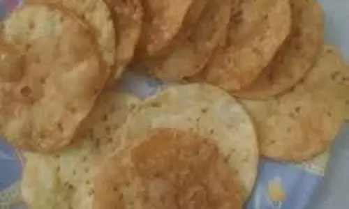 Holi Mathari : होली पर बनाएं कुरकुरी चना दाल मठरी
