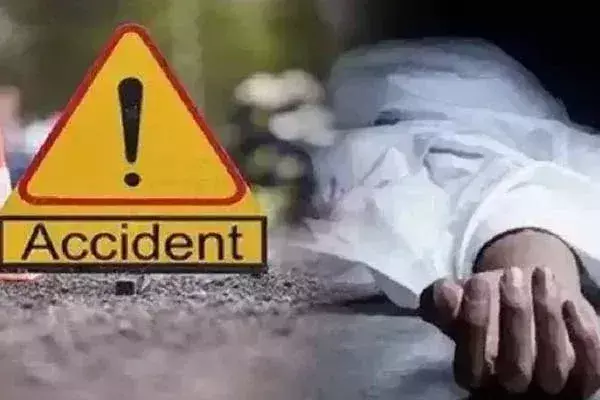 Latehar: कोयला लदा हाइवा सड़क किनारे पलटा, चालक की मौत उपचालक घायल