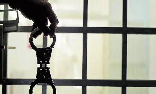 क्रिकेट सट्टेबाजी: 6 मोबाइल, 50 सिम कार्ड, ₹ 1 लाख जब्त क्रिकेट सट्टेबाजी: 6 मोबाइल, 50 सिम कार्ड, ₹ 1 लाख जब्त