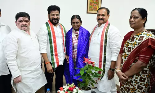 रेवंत रेड्डी ने AICC तेलंगाना प्रभारी मीनाक्षी नटराजन से मुलाकात की रेवंत रेड्डी ने AICC तेलंगाना प्रभारी मीनाक्षी नटराजन से मुलाकात की