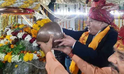 Shivratri मेले में भाग लेने के लिए हजारों श्रद्धालु बारिश का सामना कर रहे