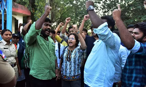 UOHSU के नेतृत्व में बड़े पैमाने पर विरोध प्रदर्शन के बाद सरकार ने लंबित ईपास छात्रवृत्ति जारी की UOHSU के नेतृत्व में बड़े पैमाने पर विरोध प्रदर्शन के बाद सरकार ने लंबित ईपास छात्रवृत्ति जारी की