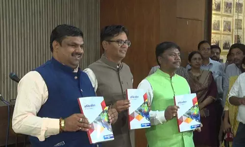 मंत्री ओपी चौधरी ने आर्थिक सर्वेक्षण रिपोर्ट पेश किया मंत्री ओपी चौधरी ने आर्थिक सर्वेक्षण रिपोर्ट पेश किया