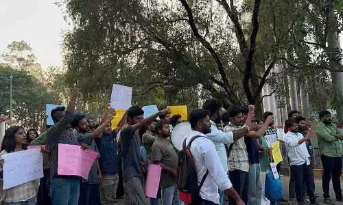 हैदराबाद University के छात्रों ने लंबित छात्रवृत्ति को लेकर विरोध प्रदर्शन किया