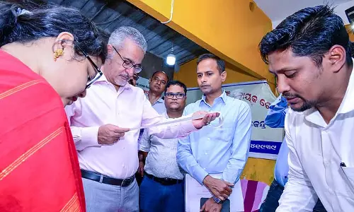 केंद्रीय खाद्य सचिव ने ओडिशा में धान खरीद-eKYC की प्रगति की समीक्षा की केंद्रीय खाद्य सचिव ने ओडिशा में धान खरीद-eKYC की प्रगति की समीक्षा की