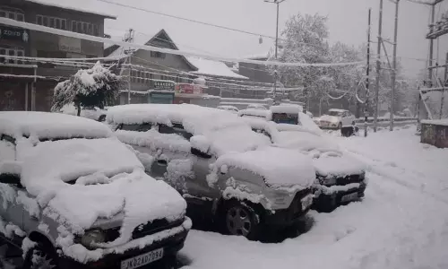 Kashmir के उरी में बर्फबारी से बिजली-सड़क संपर्क बाधित Kashmir के उरी में बर्फबारी से बिजली-सड़क संपर्क बाधित