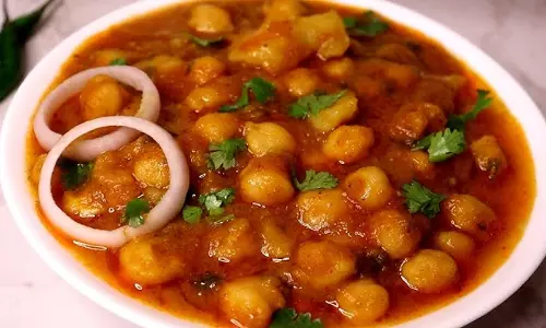 Halwai style आलू छोले की सब्जी, सिर्फ 10 मिनट में तयार Halwai style आलू छोले की सब्जी, सिर्फ 10 मिनट में तयार
