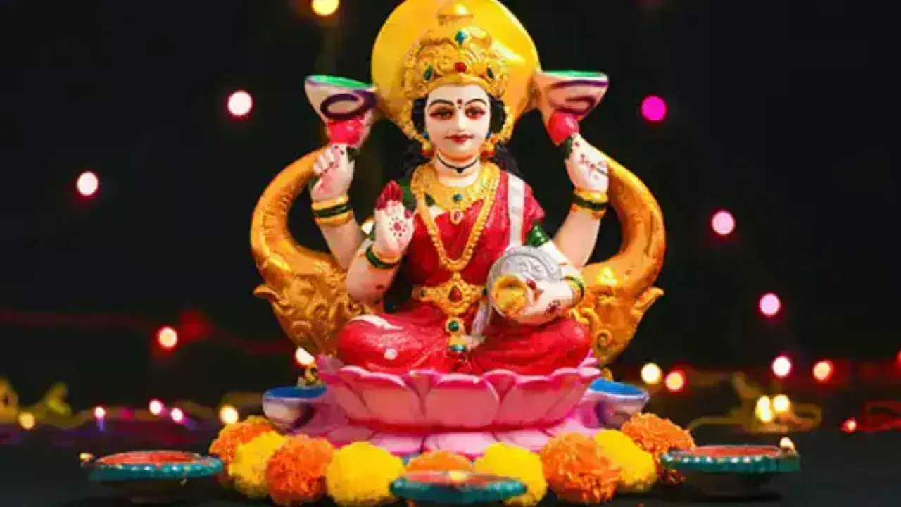 Shukrawar के दिन पूजा के समय पढ़ें ये व्रत कथा, सुख समृद्धि की होगा प्राप्ति