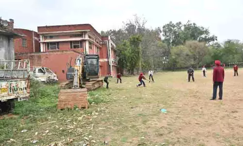 Police ने स्कूल ऑफ एमिनेंस को कबाड़खाने में बदल दिया Police ने स्कूल ऑफ एमिनेंस को कबाड़खाने में बदल दिया