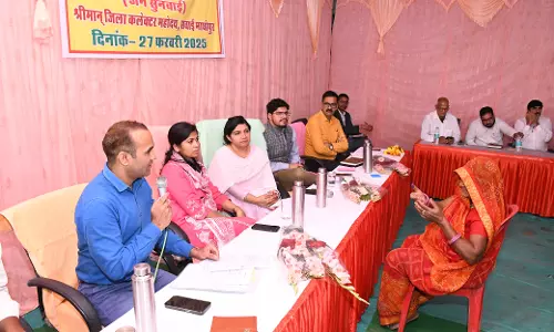 Madhopur: जिला कलेक्टर ने रात्रि चौपाल में सुनी परिवादियों की परिवेदनाए Madhopur: जिला कलेक्टर ने रात्रि चौपाल में सुनी परिवादियों की परिवेदनाए