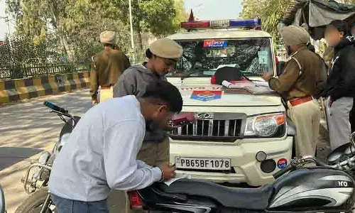 Traffic police ने नियमों का उल्लंघन करने पर 45 चालान किए, 6 बाइक जब्त कीं Traffic police ने नियमों का उल्लंघन करने पर 45 चालान किए, 6 बाइक जब्त कीं