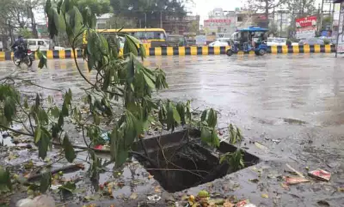 Jalandhar: खुले मैनहोल यात्रियों के लिए खतरा बने हुए Jalandhar: खुले मैनहोल यात्रियों के लिए खतरा बने हुए