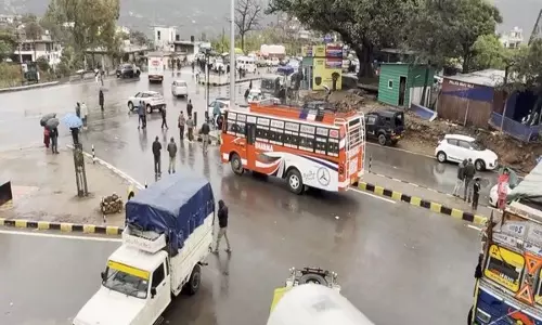 बर्फबारी और भूस्खलन के कारण जम्मू-श्रीनगर राष्ट्रीय राजमार्ग बंद, जखनी में वाहन रुके बर्फबारी और भूस्खलन के कारण जम्मू-श्रीनगर राष्ट्रीय राजमार्ग बंद, जखनी में वाहन रुके