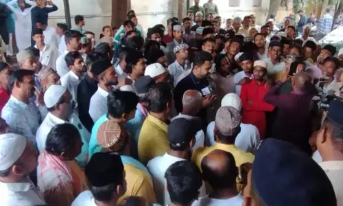 वक्फ बोर्ड कार्यालय के बाहर बड़ी संख्या में पहुंचे लोग, जानें पूरा मामला