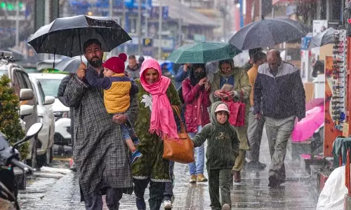 Kashmir में बारिश-बर्फबारी जारी, श्रीनगर-जम्मू राजमार्ग बंद