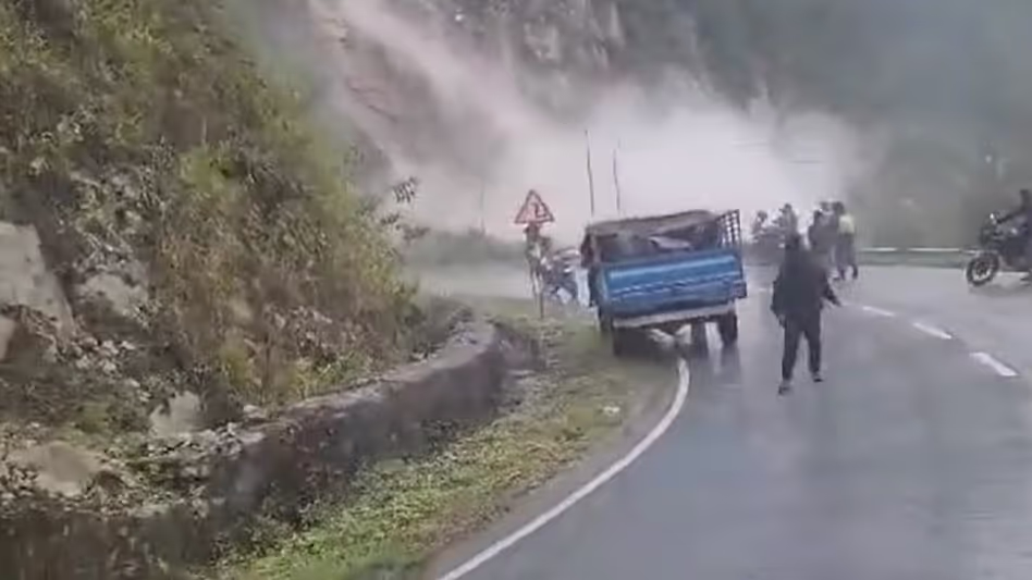Arunachal की दिबांग घाटी में अनिनी राजमार्ग पर भारी भूस्खलन, यातायात बाधित Arunachal की दिबांग घाटी में अनिनी राजमार्ग पर भारी भूस्खलन, यातायात बाधित