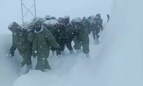 Chamoli: भारी बर्फबारी में रेस्क्यू ऑपरेशन में जुटी सेना, सीएम ने जताया दुख Chamoli: भारी बर्फबारी में रेस्क्यू ऑपरेशन में जुटी सेना, सीएम ने जताया दुख