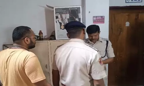 Cuttack में एक व्यक्ति और उसकी नाबालिग बेटी अपार्टमेंट में मृत पाए गए Cuttack में एक व्यक्ति और उसकी नाबालिग बेटी अपार्टमेंट में मृत पाए गए
