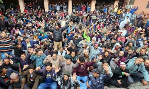 PHE के दैनिक वेतनभोगी कर्मचारियों ने किया प्रदर्शन