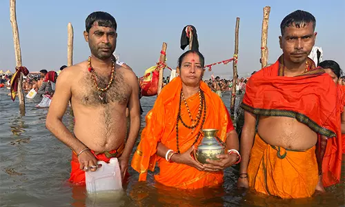 त्रिपुरा के MLA ने महाकुंभ से पवित्र जल लाकर श्रद्धालुओं को दान दिया त्रिपुरा के MLA ने महाकुंभ से पवित्र जल लाकर श्रद्धालुओं को दान दिया