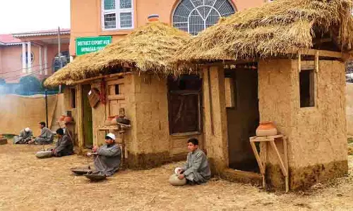 श्रीनगर महोत्सव में पर्यटकों को पुराने Kashmir की झलक देखने को मिली श्रीनगर महोत्सव में पर्यटकों को पुराने Kashmir की झलक देखने को मिली