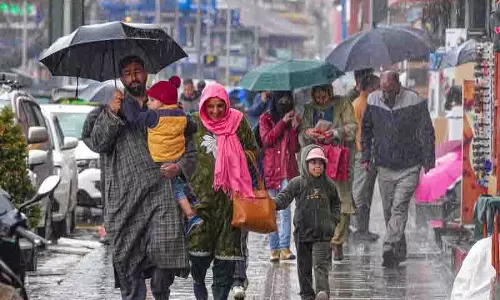 Kashmir में बारिश और बर्फबारी जारी, श्रीनगर-जम्मू राजमार्ग बंद