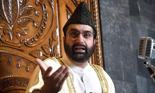 Mirwaiz को जामा मस्जिद में ससुर के जनाजे की नमाज पढ़ाने से रोका गया Mirwaiz को जामा मस्जिद में ससुर के जनाजे की नमाज पढ़ाने से रोका गया