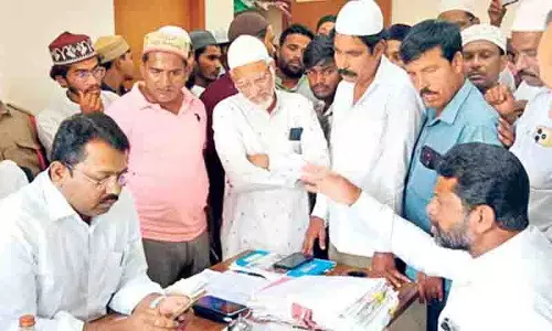 मल्लन्ना सागर के विस्थापितों ने गजवेल RDO कार्यालय पर विरोध प्रदर्शन किया