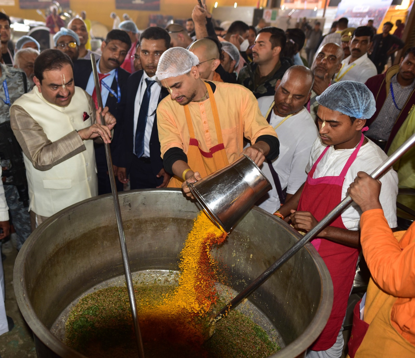 सेवा का अनोखा कीर्तिमानः अदाणी-ISKCON ने महाकुंभ में 50 लाख लोगों में बांटा 11 लाख किलो महाप्रसाद