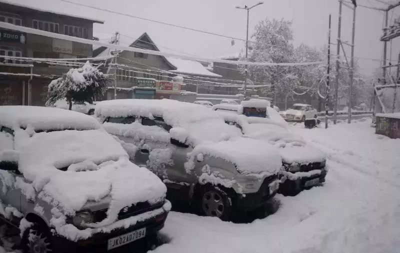 उत्तर कश्मीर के उरी में बर्फबारी से बिजली और सड़क संपर्क बाधित उत्तर कश्मीर के उरी में बर्फबारी से बिजली और सड़क संपर्क बाधित