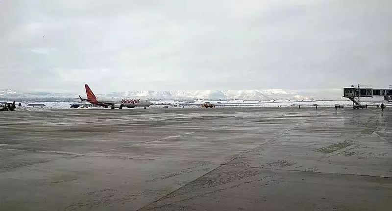 सुबह की देरी के बाद श्रीनगर हवाई अड्डे पर उड़ान परिचालन फिर से शुरू, राजमार्ग बंद सुबह की देरी के बाद श्रीनगर हवाई अड्डे पर उड़ान परिचालन फिर से शुरू, राजमार्ग बंद