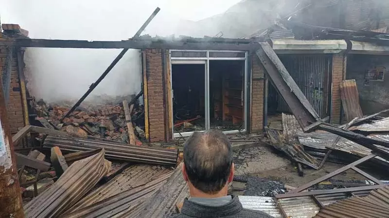 उत्तरी कश्मीर के हाजिन में आग लगने से आठ दुकानें और घर क्षतिग्रस्त उत्तरी कश्मीर के हाजिन में आग लगने से आठ दुकानें और घर क्षतिग्रस्त
