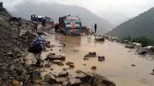 भूस्खलन के कारण बटोटे-डोडा-किश्तवाड़ राष्ट्रीय राजमार्ग अवरुद्ध भूस्खलन के कारण बटोटे-डोडा-किश्तवाड़ राष्ट्रीय राजमार्ग अवरुद्ध