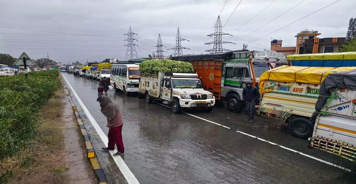 J&K: जम्मू-कश्मीर में भारी बर्फबारी के कारण सड़क और हवाई यातायात प्रभावित J&K: जम्मू-कश्मीर में भारी बर्फबारी के कारण सड़क और हवाई यातायात प्रभावित