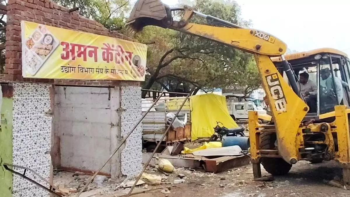 बीजेपी नेता की बढ़ी टेंशन, होटल पर गरजा बुलडोजर, प्रशासन की कार्रवाई से खलबली बीजेपी नेता की बढ़ी टेंशन, होटल पर गरजा बुलडोजर, प्रशासन की कार्रवाई से खलबली