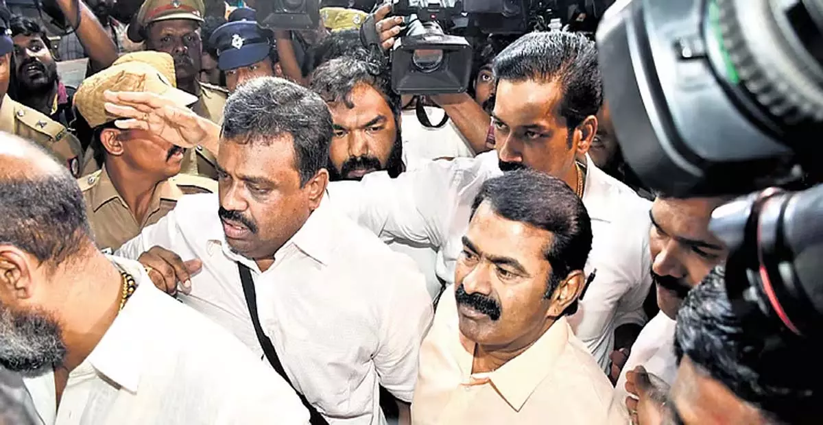 Tamil Nadu: एनटीके प्रमुख भारी नाटकीय घटनाक्रम के बीच पुलिस के समक्ष पेश हुए Tamil Nadu: एनटीके प्रमुख भारी नाटकीय घटनाक्रम के बीच पुलिस के समक्ष पेश हुए