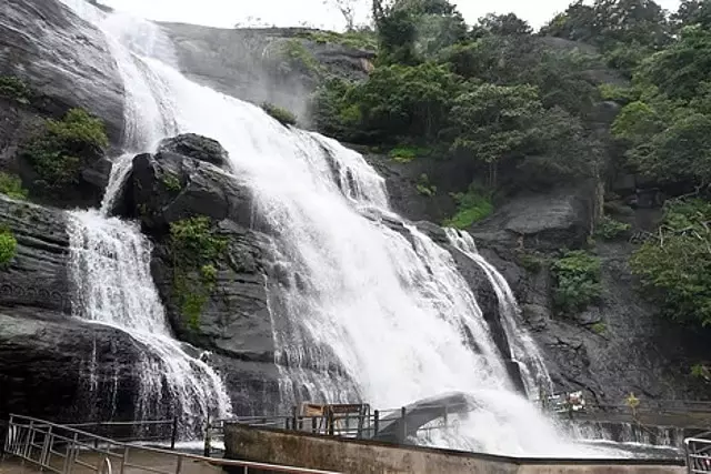 बाढ़: कोर्टालम जलप्रपात पर स्नान प्रतिबंधित बाढ़: कोर्टालम जलप्रपात पर स्नान प्रतिबंधित