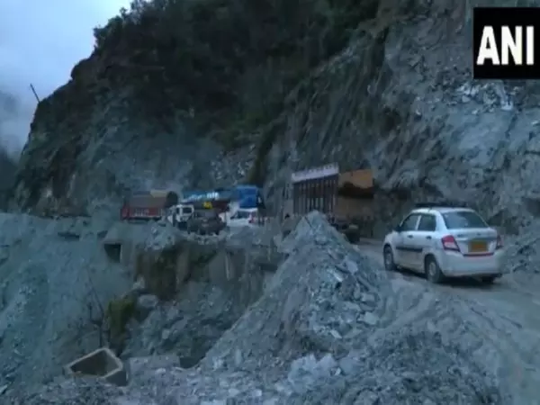 भूस्खलन के कारण ऋषिकेश-बद्रीनाथ राजमार्ग अवरुद्ध, CM Dhami स्थिति की निगरानी कर रहे भूस्खलन के कारण ऋषिकेश-बद्रीनाथ राजमार्ग अवरुद्ध, CM Dhami स्थिति की निगरानी कर रहे