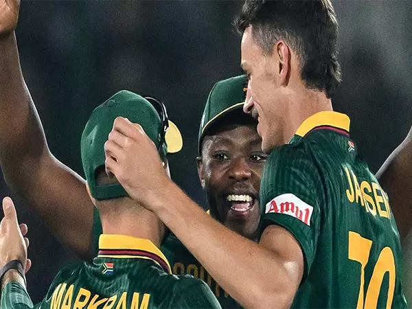 Champions Trophy 2025: सेमीफाइनल में जगह बनाने के लिए अहम मुकाबले में दक्षिण अफ्रीका का सामना इंग्लैंड से होगा Champions Trophy 2025: सेमीफाइनल में जगह बनाने के लिए अहम मुकाबले में दक्षिण अफ्रीका का सामना इंग्लैंड से होगा