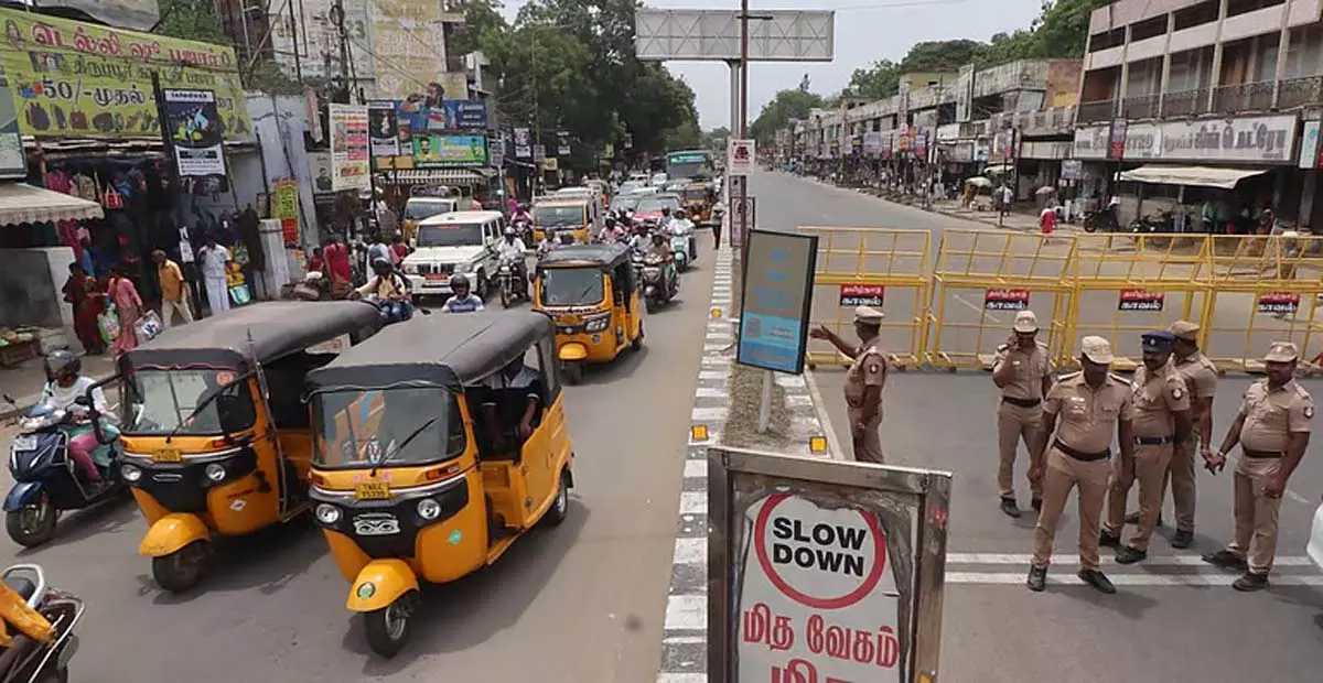 Tamil Nadu: गोरिपलायम जंक्शन ओवर ब्रिज निर्माण कार्य के चलते यातायात डायवर्ट किया गया Tamil Nadu: गोरिपलायम जंक्शन ओवर ब्रिज निर्माण कार्य के चलते यातायात डायवर्ट किया गया