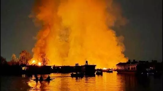 हाजिन में भीषण आग से आठ दुकानें और रिहायशी मकान जलकर खाक हाजिन में भीषण आग से आठ दुकानें और रिहायशी मकान जलकर खाक